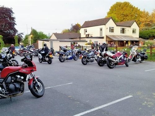 The Crown At Broad Hinton酒店 外观 照片